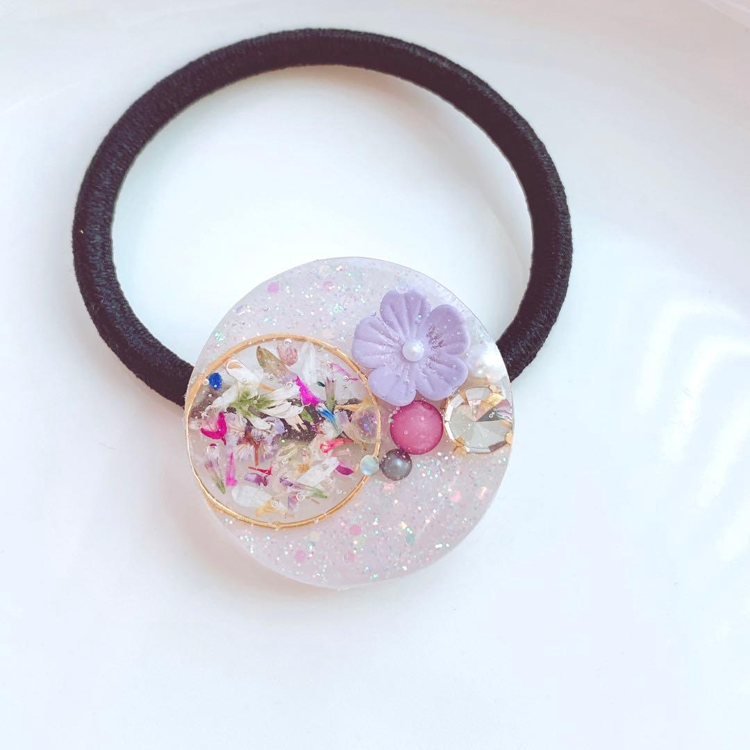 レジンヘアゴム パープル　華やか　ビジュー　フラワーパーツ　キラキラ　バイカラー