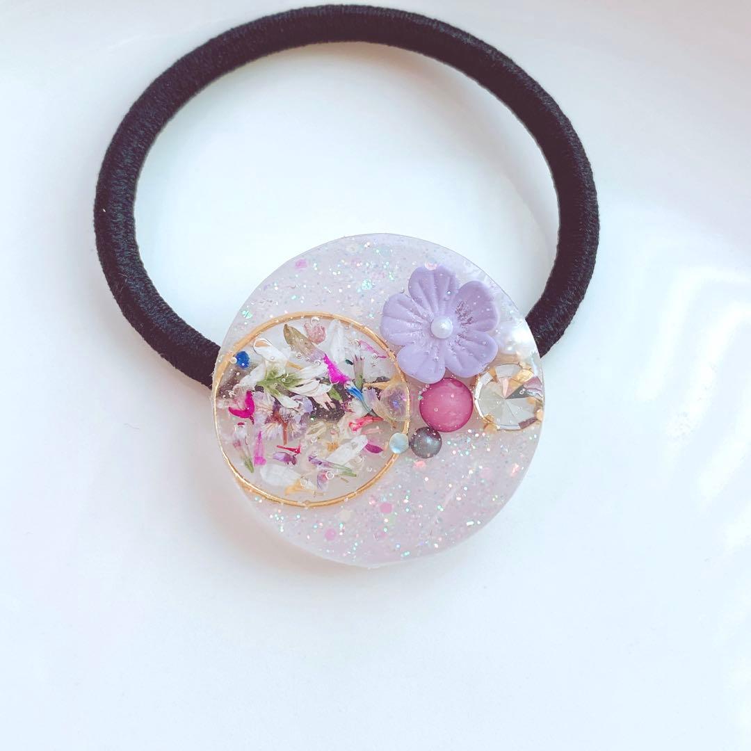レジンヘアゴム パープル　華やか　ビジュー　フラワーパーツ　キラキラ　バイカラー