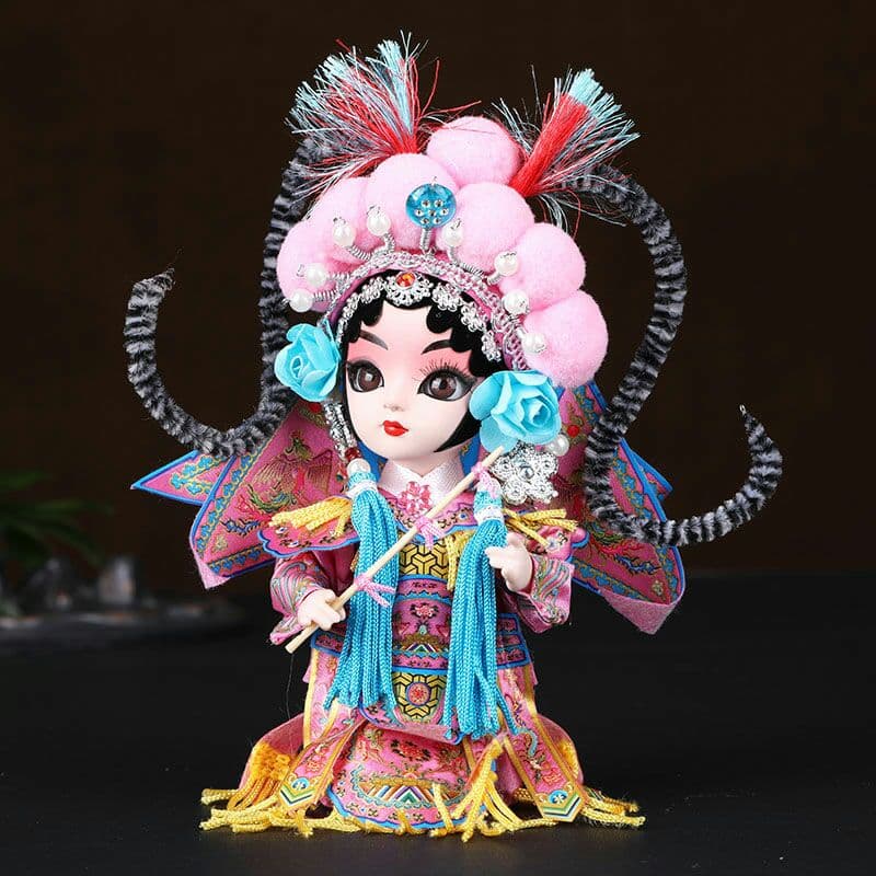 中国風京劇の人物の隈取り北京の記念品の絹人形が飾られています2
