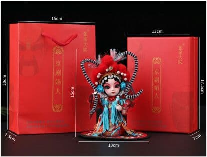 中国風京劇の人物の隈取り北京の記念品の絹人形が飾られています2