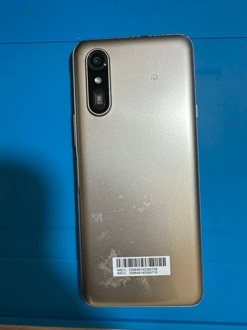 FCNT らくらくスマートフォン a A401FC ゴールドの出品です。