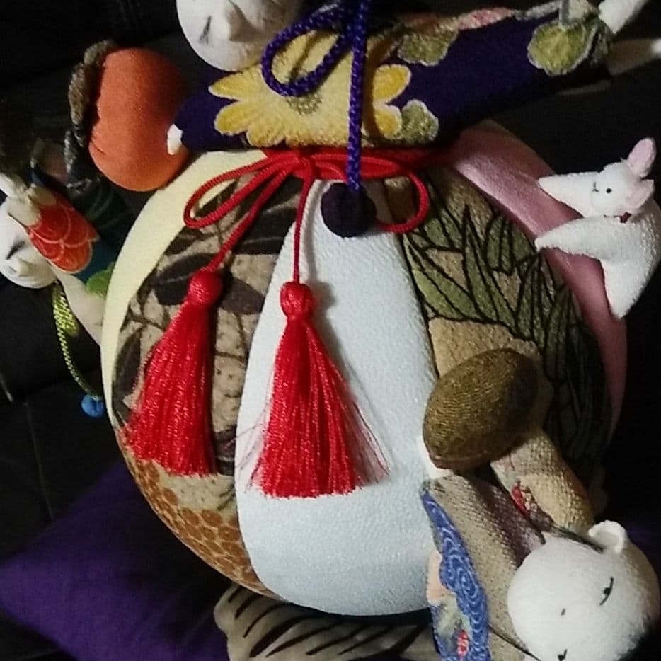 ちりめん細工。毬と人形