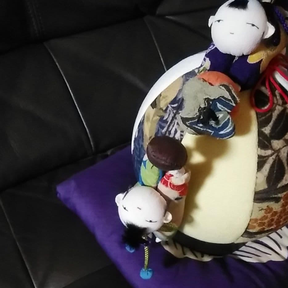 ちりめん細工。毬と人形