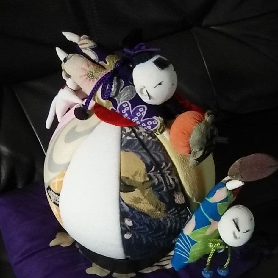 ちりめん細工。毬と人形