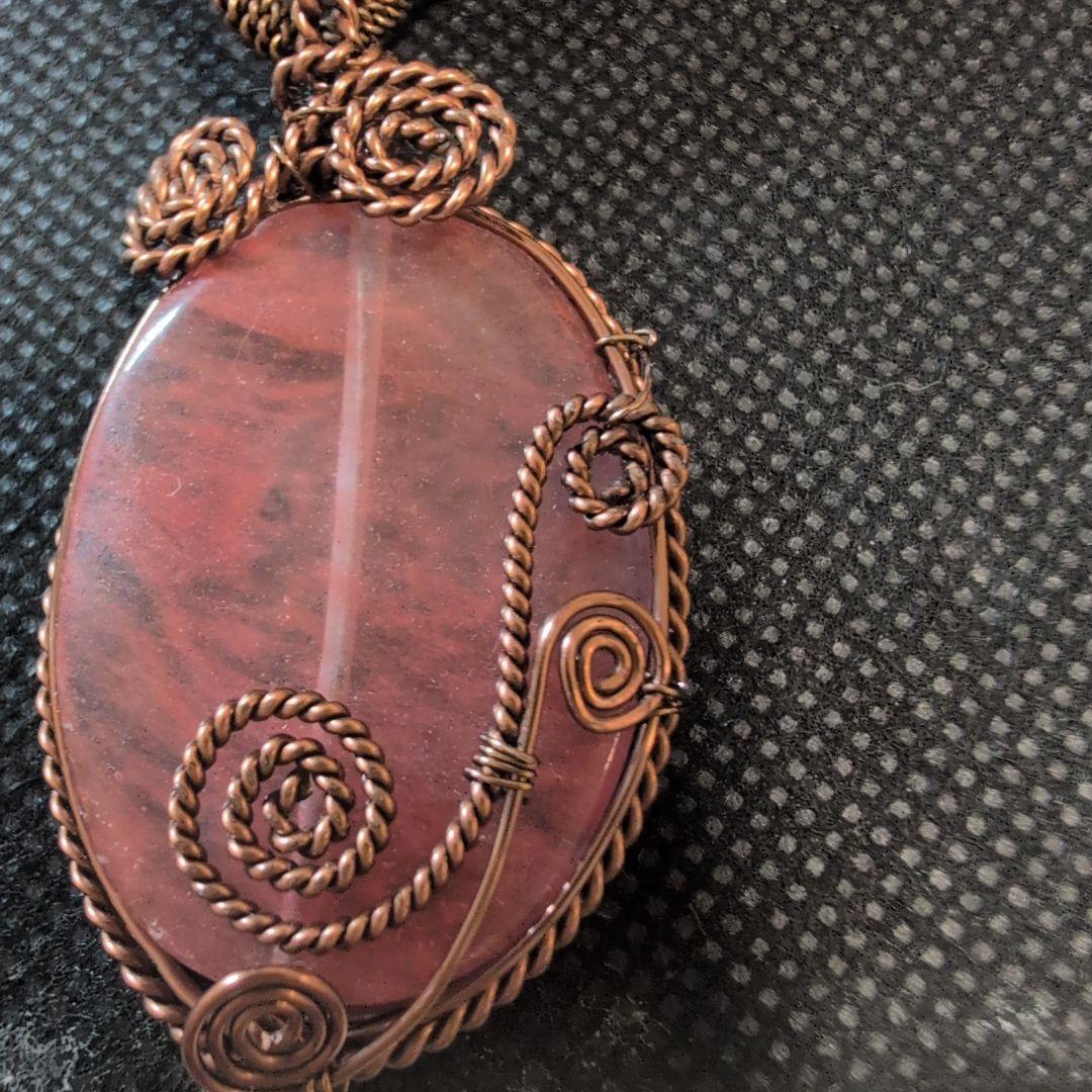 赤いビーズのスワールデザインネックレス