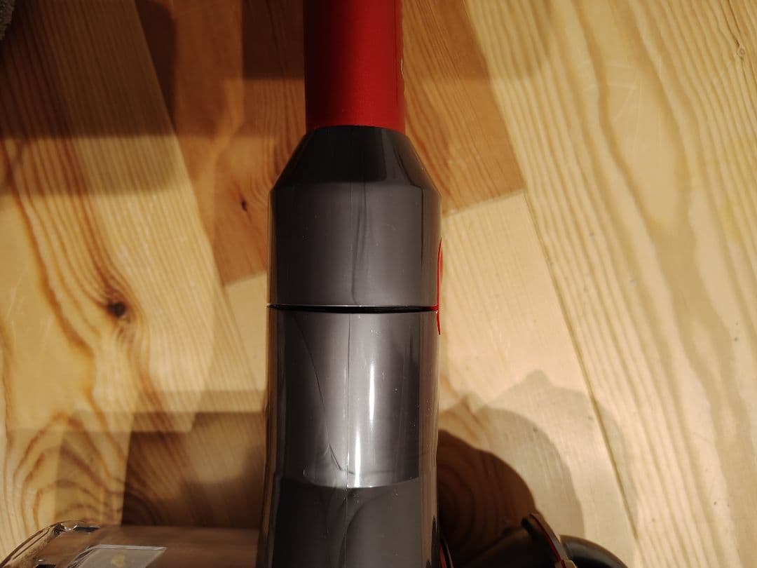 Dyson V8 Slim Fluffy+ 各種アタッチメント付き　ヘッドなし