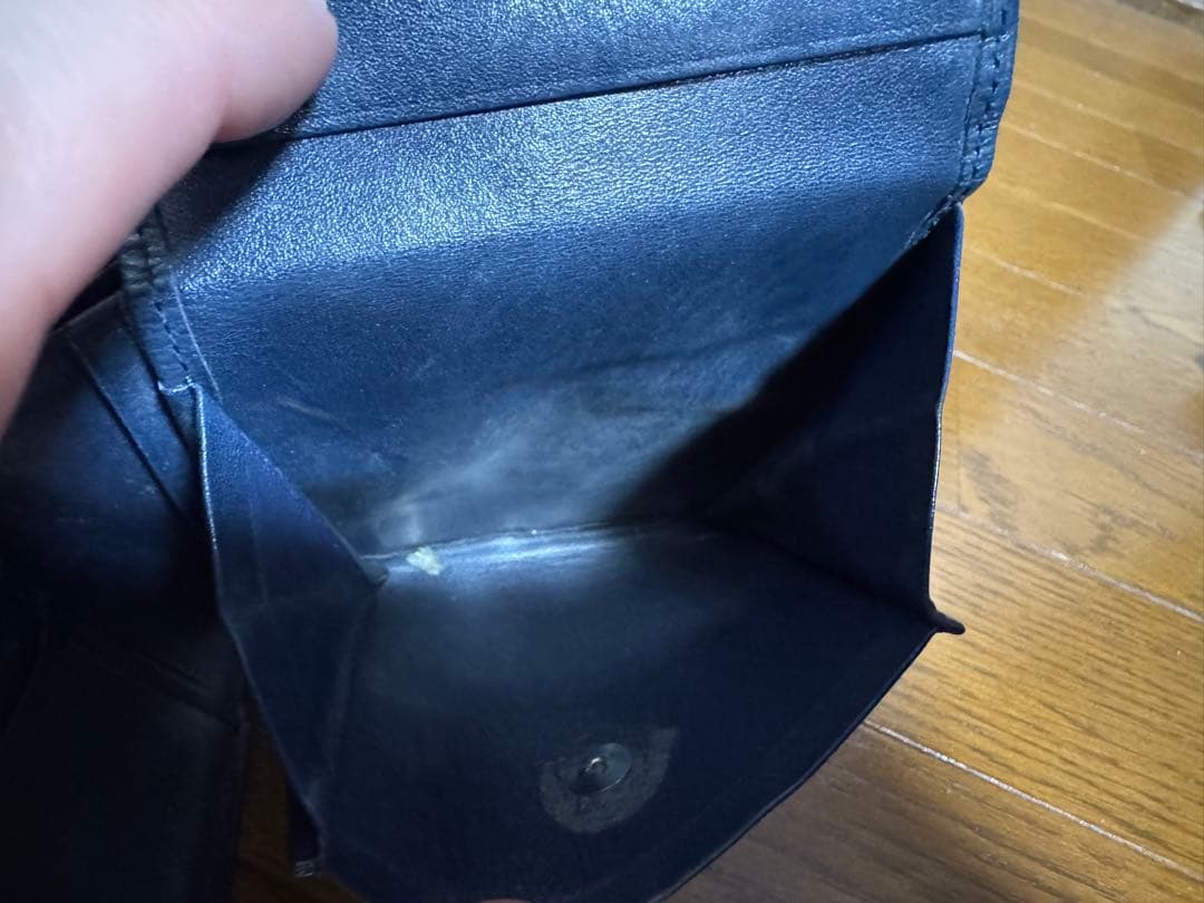 キプリス本革製コードバンxシラサギレザー二つ折り財布　カラー:ブラックxネイビー