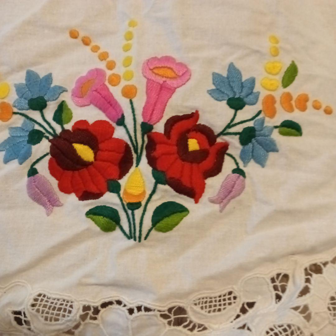 花柄刺繍の伝統的エプロン