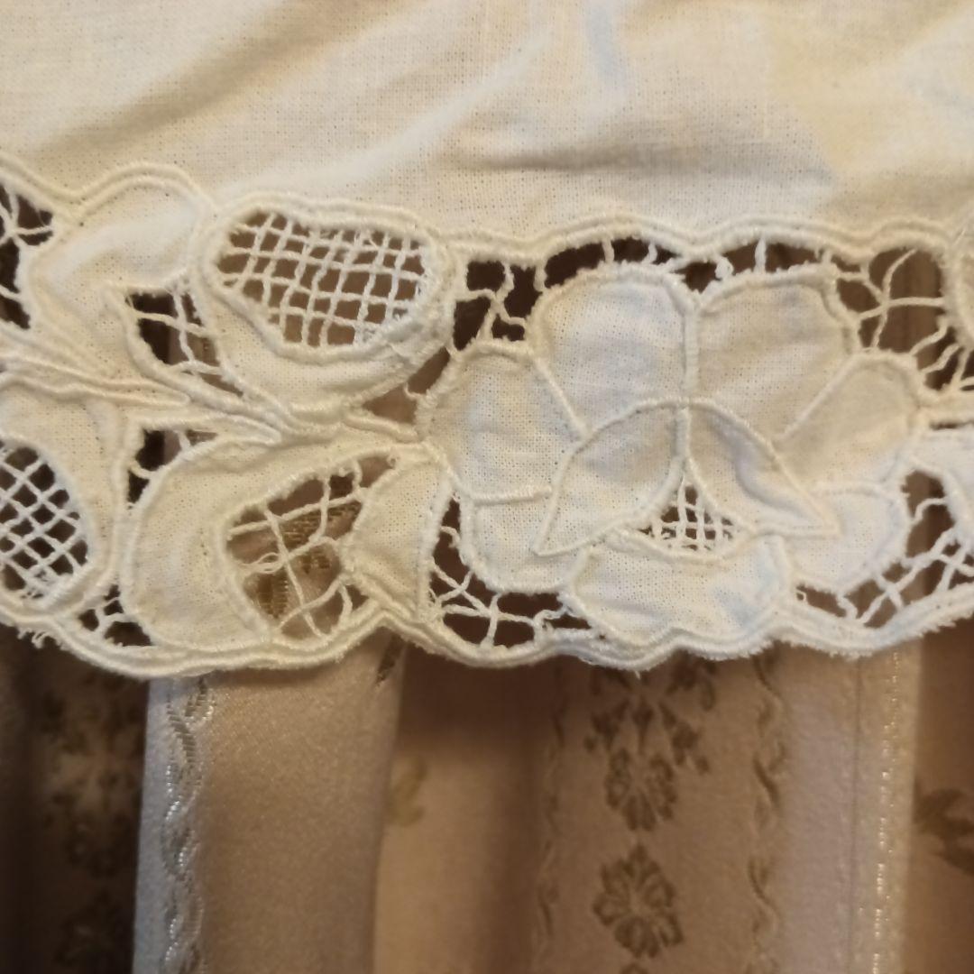 花柄刺繍の伝統的エプロン