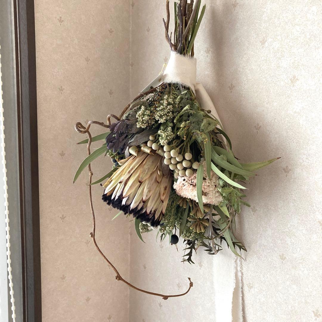 プロテアニオベとスターチスの　ナチュラル春色スワッグ・ブーケ (36㎝)