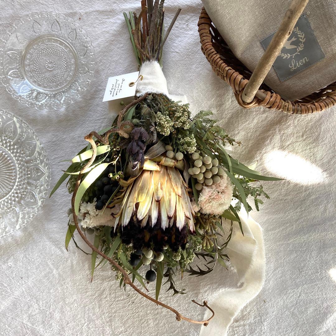 プロテアニオベとスターチスの　ナチュラル春色スワッグ・ブーケ (36㎝)