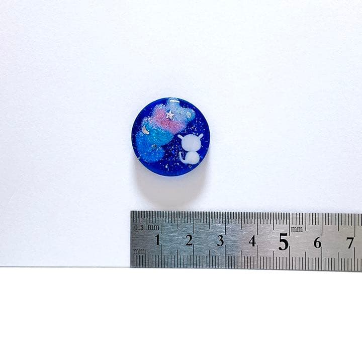 ブローチ　オーロラ　白猫　レジン