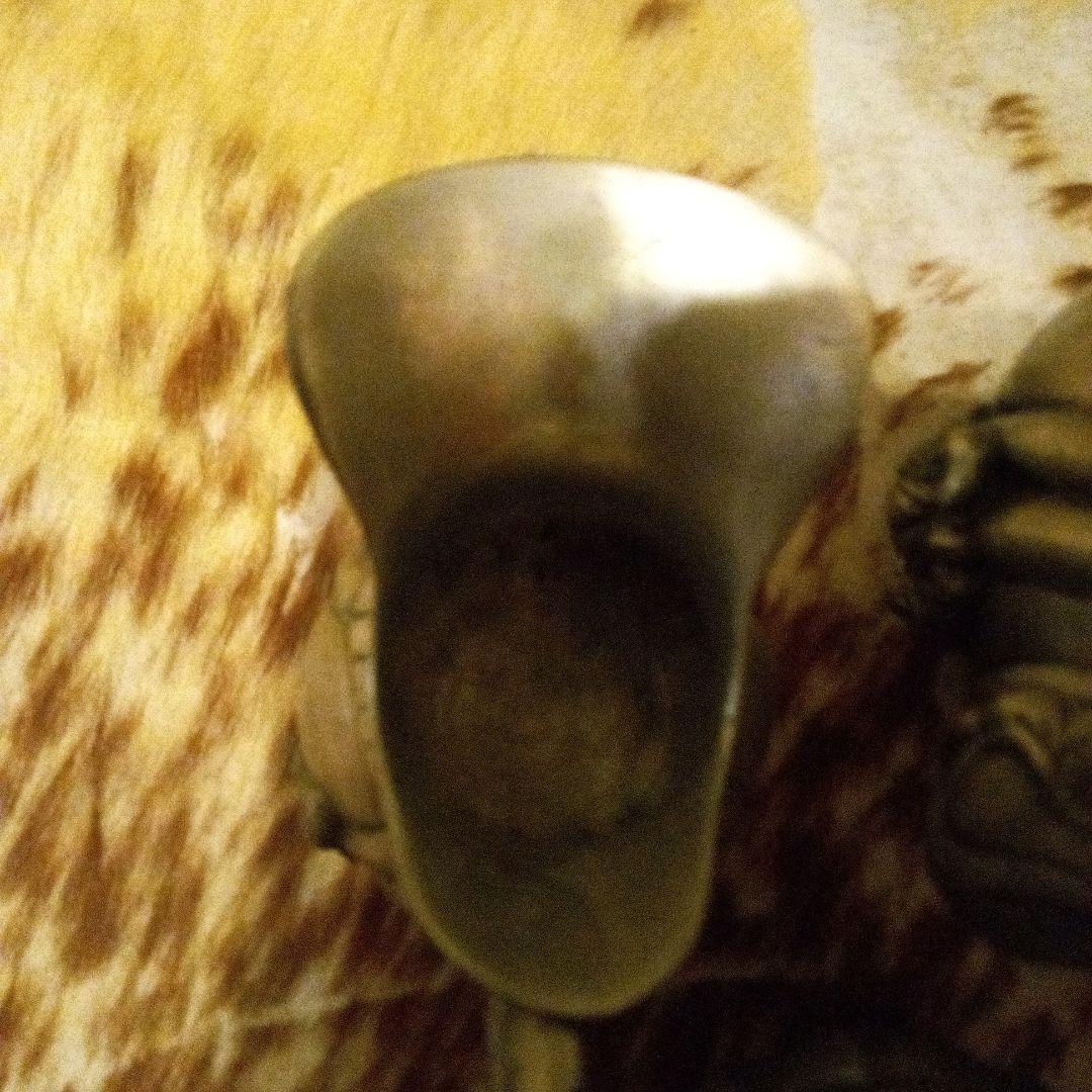 装飾的な金属製ティーポットとクリーマーセット