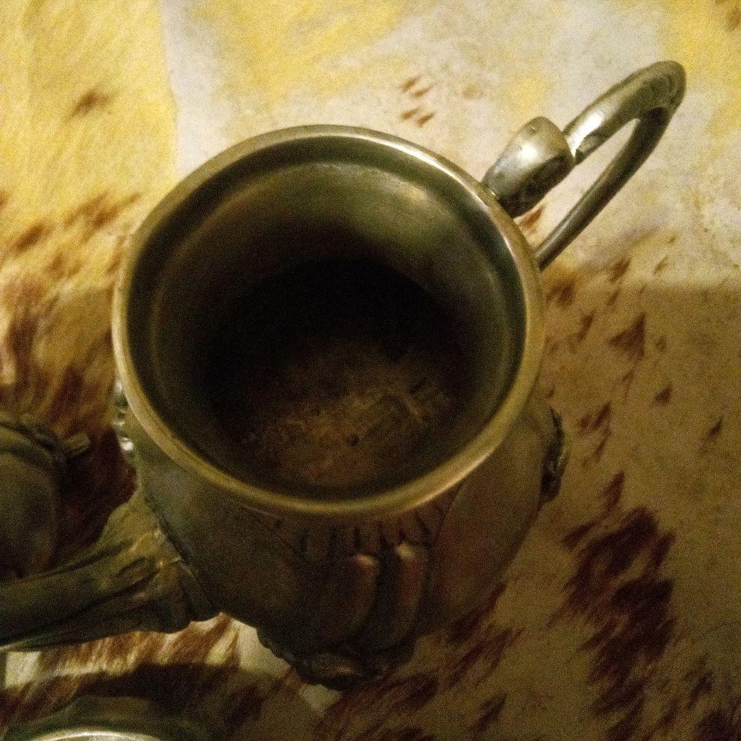 装飾的な金属製ティーポットとクリーマーセット