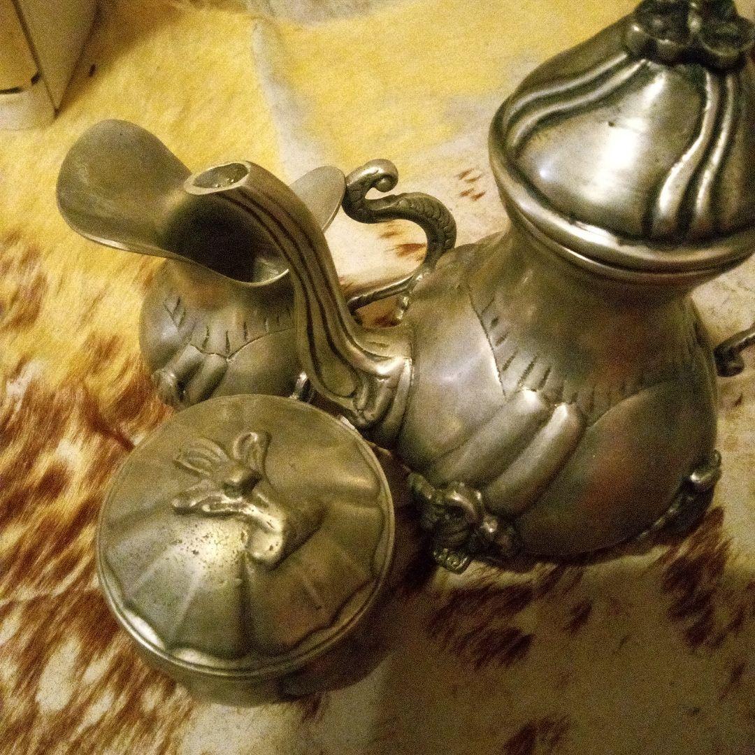 装飾的な金属製ティーポットとクリーマーセット