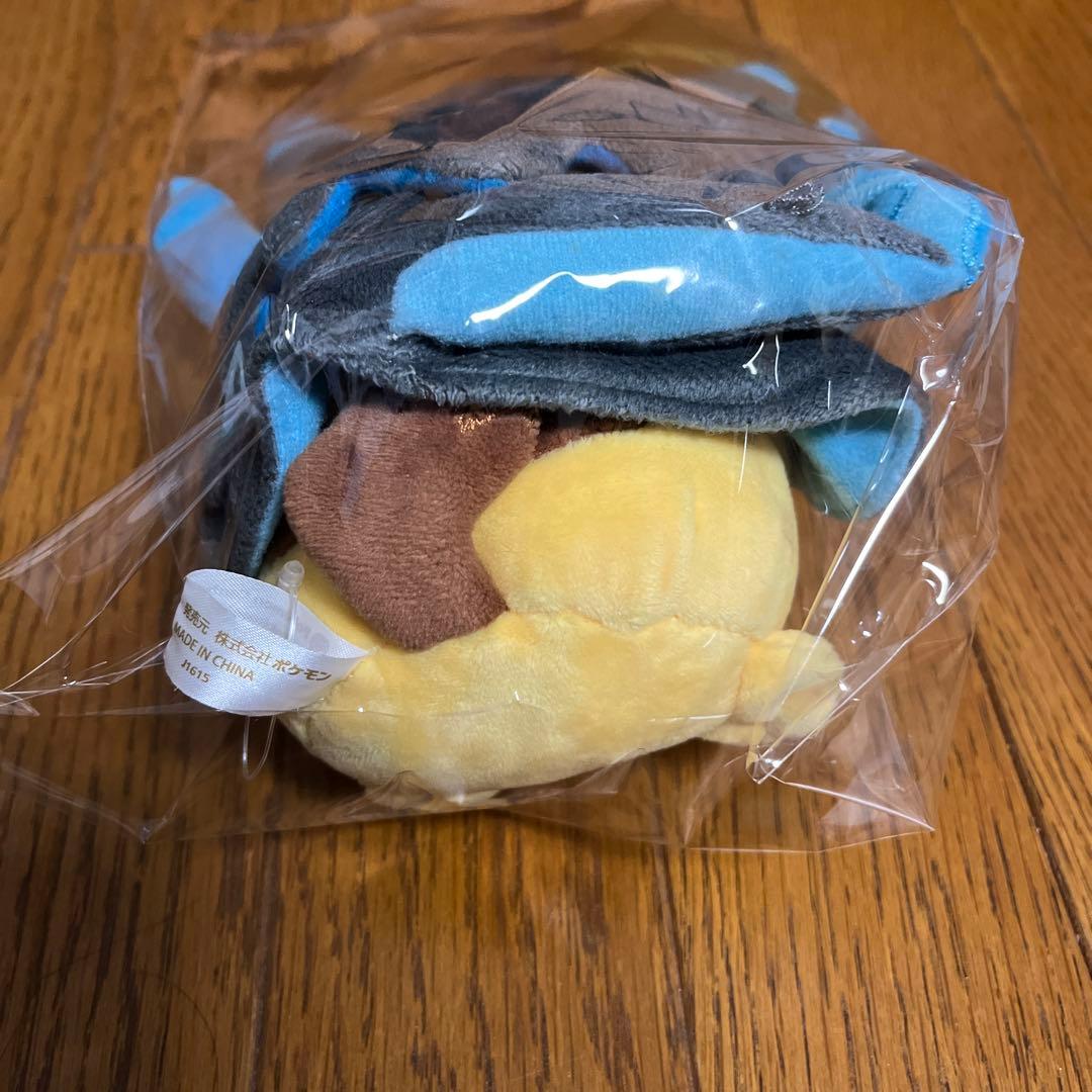 ポケットモンスター　メガリザードンXのポンチョを着たピカチュウ　ぬいぐるみ