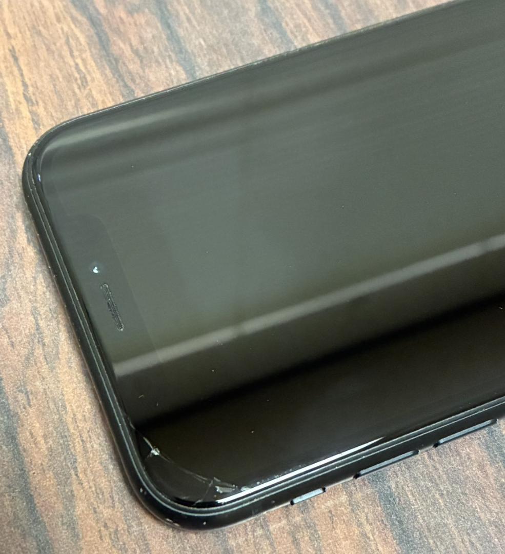 iPhone 10R XRケース付き　画面ひび割れ有り