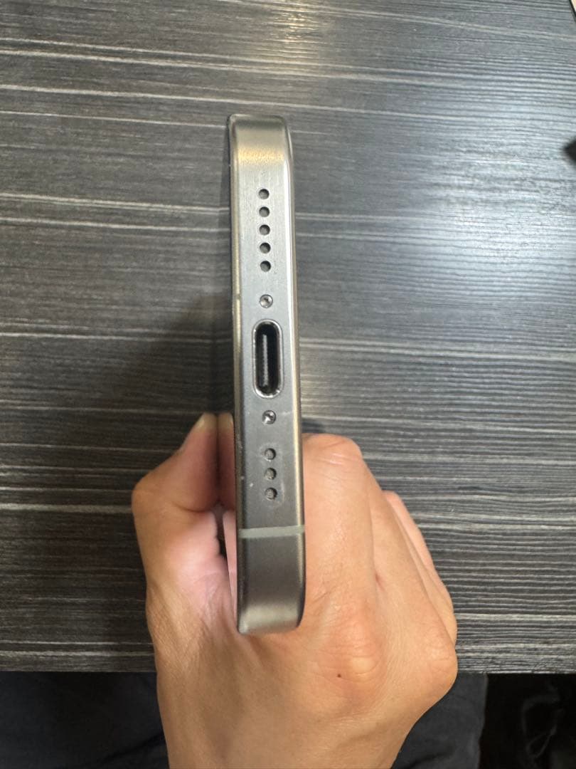 Apple iPhone 15 Pro ナチュラルチタニウム　本体 256GB