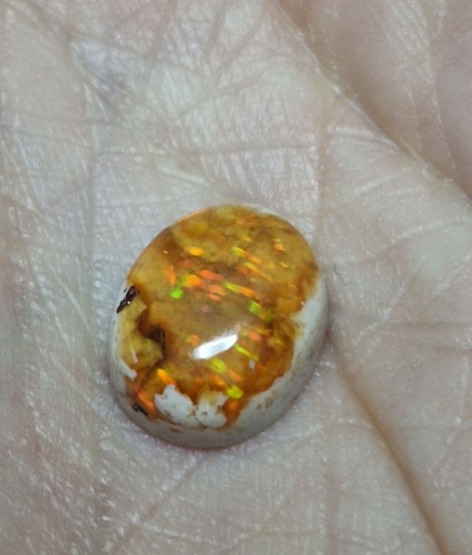 素晴らしい遊色効果カンテラオパール