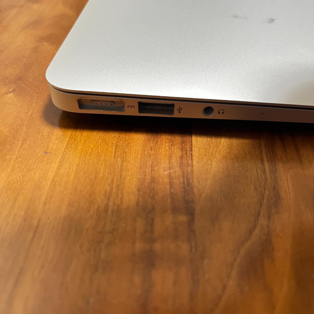 MacBook Air 2015 13インチ 充電回数63回　バッテリー良好