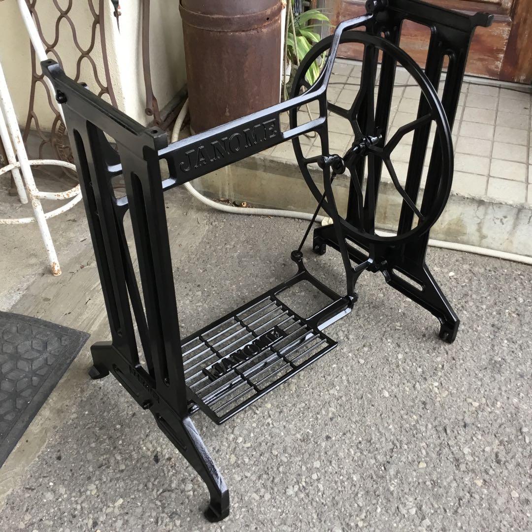 ジャノメ職業用足踏みミシン鉄脚　大型　 テーブルに！