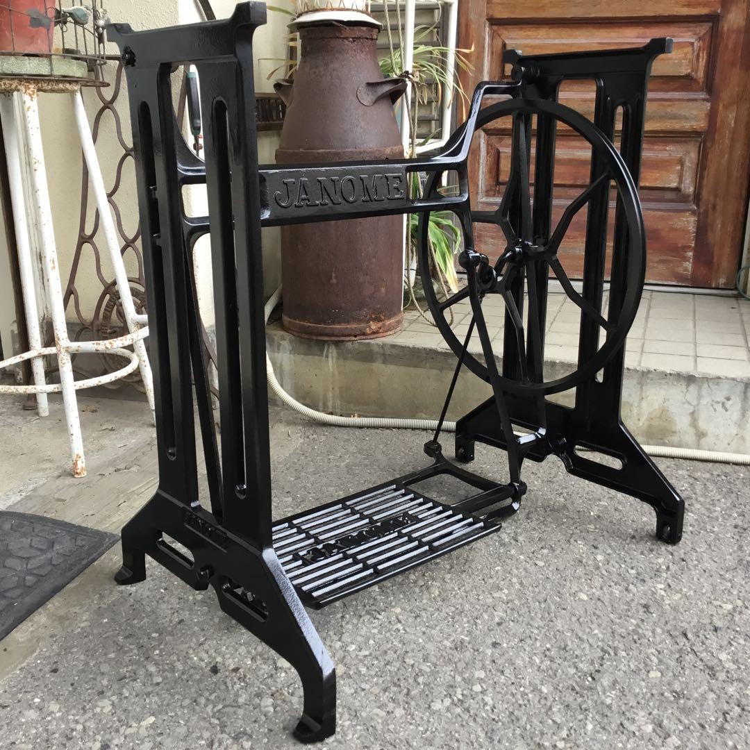 ジャノメ職業用足踏みミシン鉄脚　大型　 テーブルに！