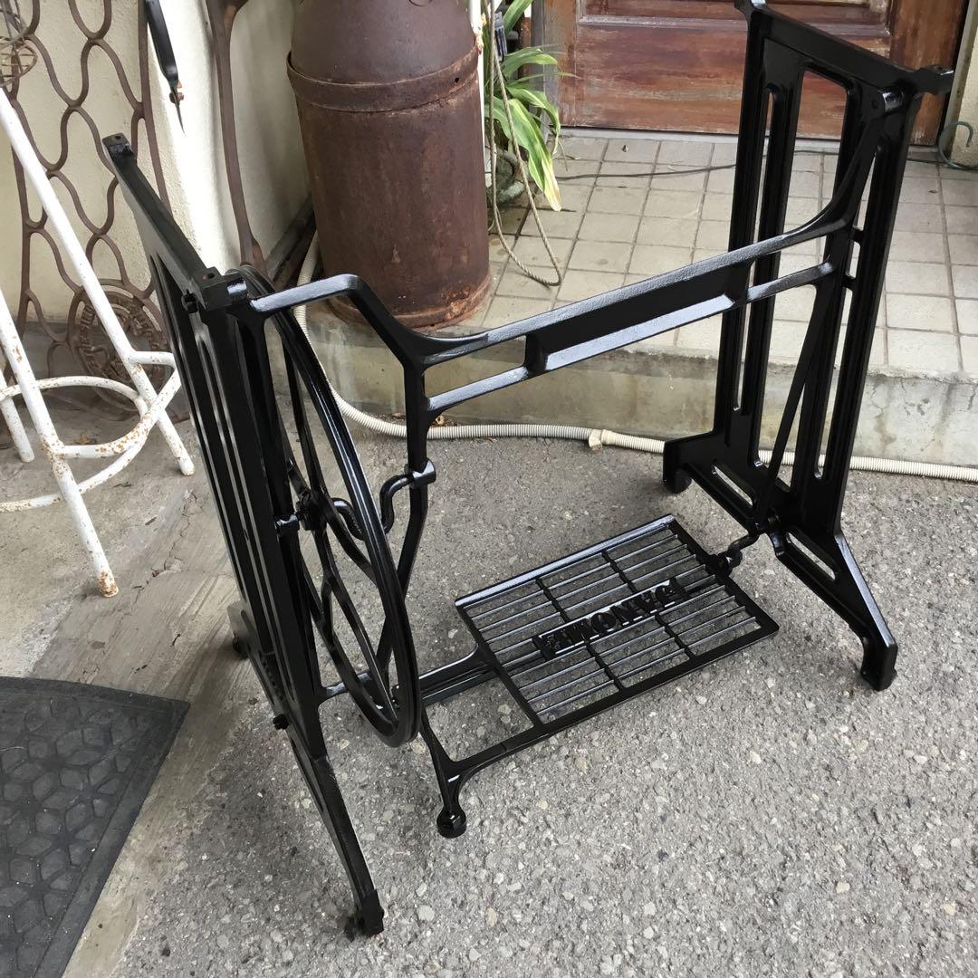 ジャノメ職業用足踏みミシン鉄脚　大型　 テーブルに！