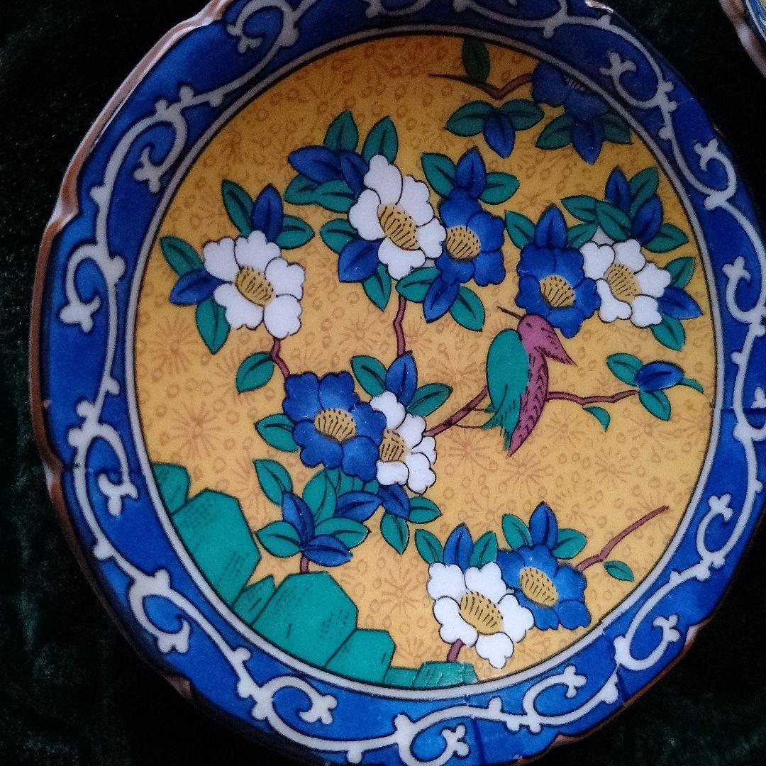青い花と鳥の装飾の皿