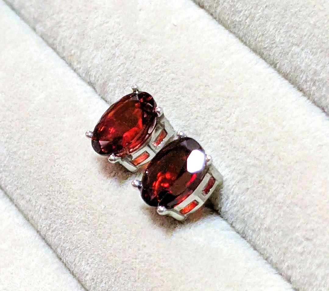 ꕤ燃え上がる鮮やかな炎ꕤスペサルティンガーネットオーバル スタッドピアス6×4㎜