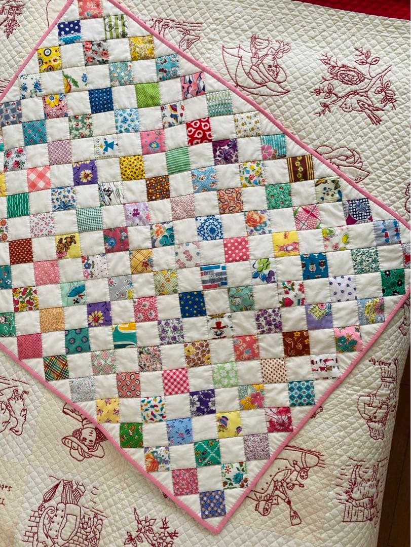 パッチワークキルト　ビンテージの四角つなぎのキルト