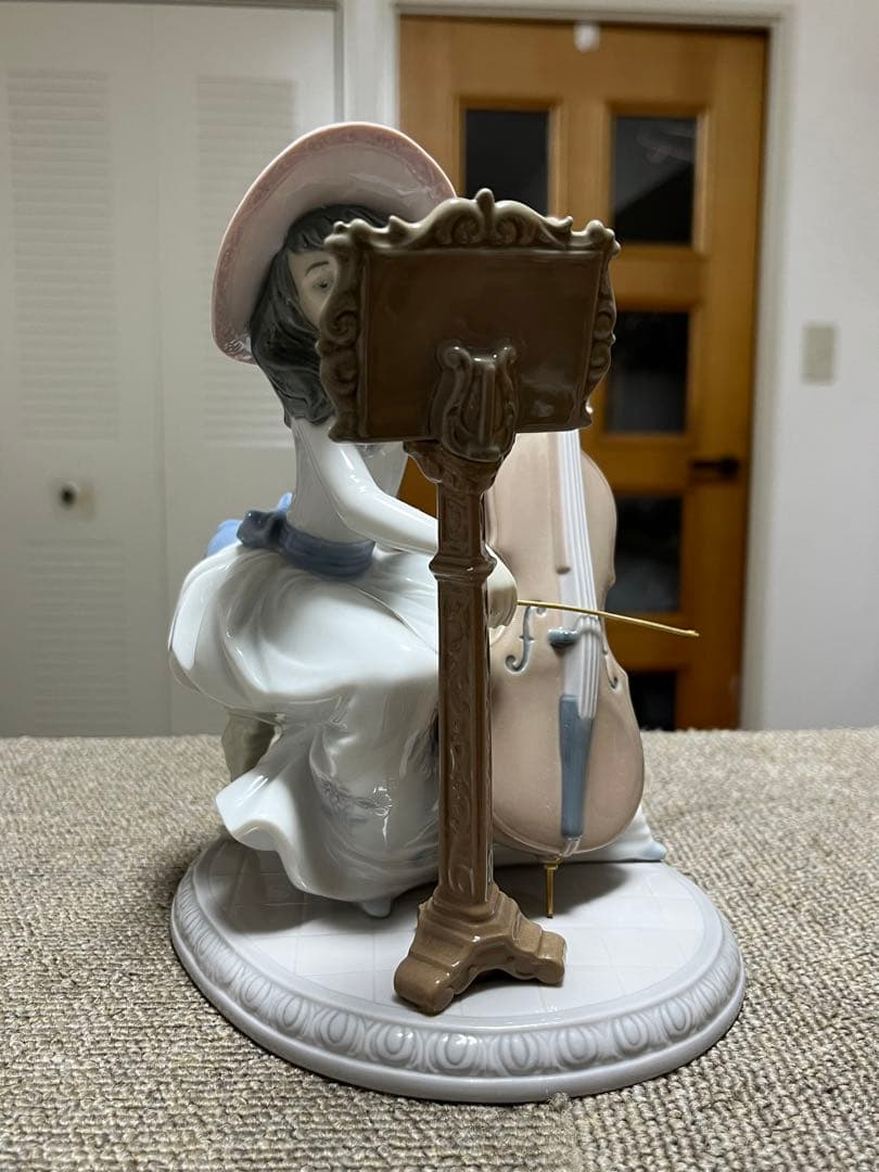 LLADRO リヤドロ チェロを弾く少女