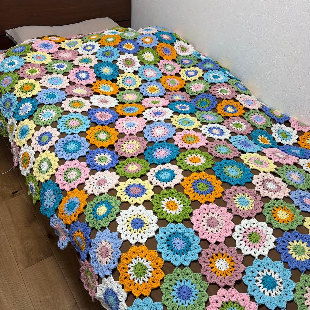 ハンドメイド　お花のモチーフ　ベットカバー　マルチカバー　アクリル