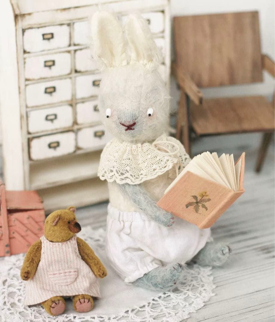 本が好きなうさぎさん アーティストベア テディベア 海外作家様 ハンドメイド
