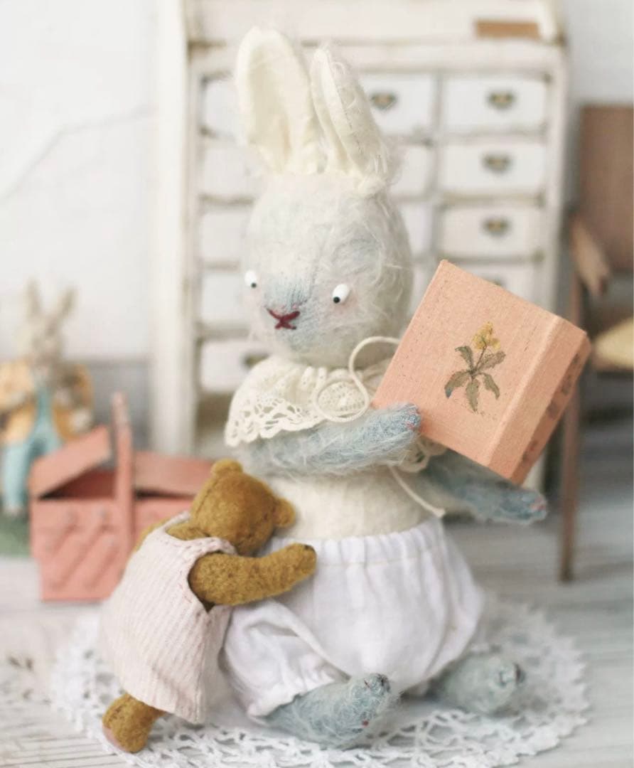 本が好きなうさぎさん アーティストベア テディベア 海外作家様 ハンドメイド