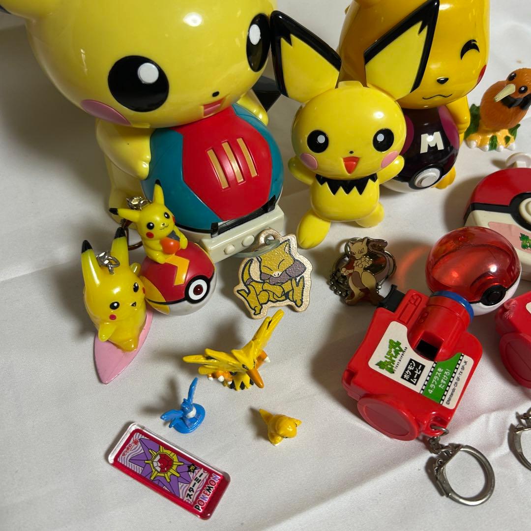 ピカチュウフィギュアとポケモンキーホルダーセット