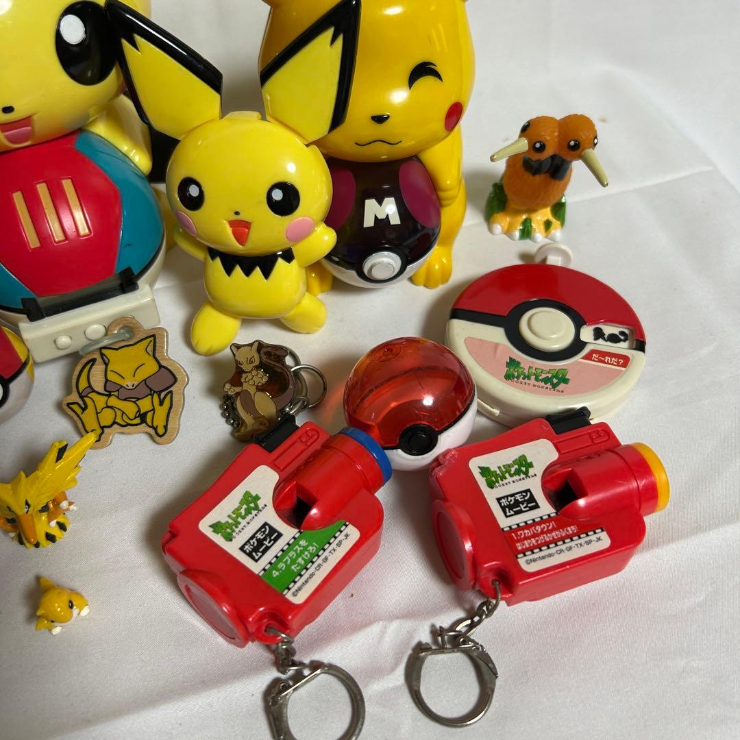 ピカチュウフィギュアとポケモンキーホルダーセット