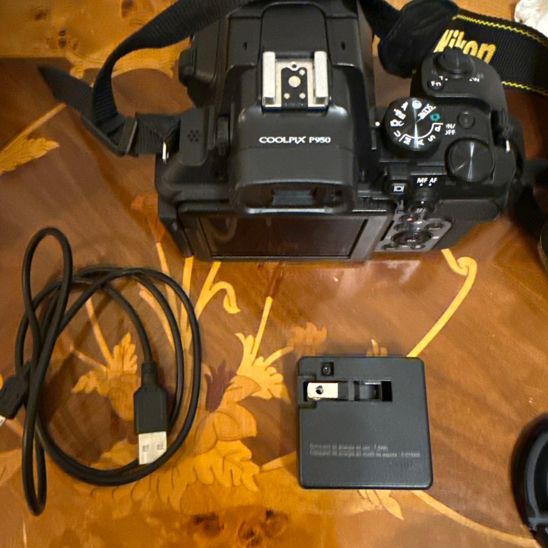Nikon COOLPIX P950 本体と充電器のみ