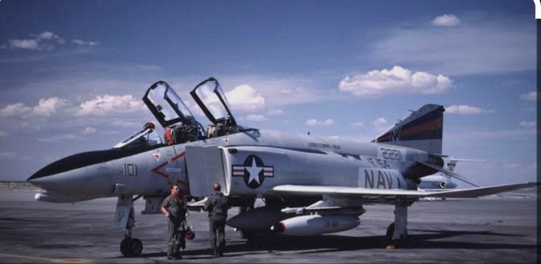 童友社1/32 エリートフォースF-4J ファントムII ブラックナイツbbi