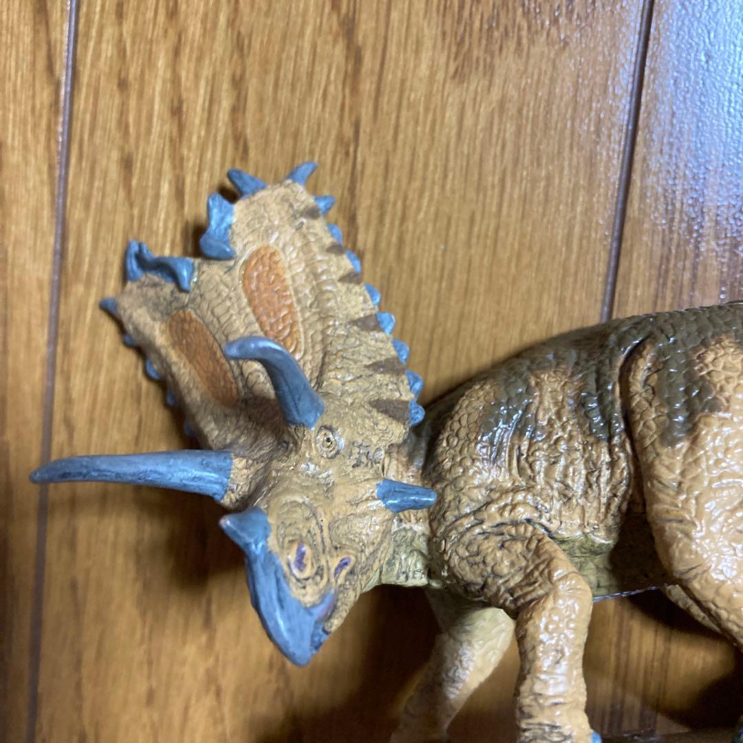 福井県立恐竜博物館　ビスタヒエヴェルソルVSペンタケラトプス