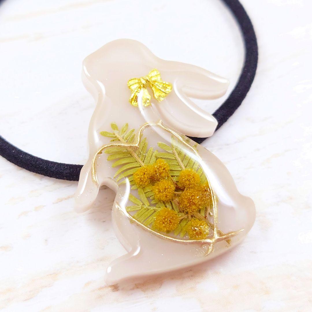 ミモザとハート♡うさぎのヘアゴム ハンドメイド レジン ベージュ ニュアンス 春