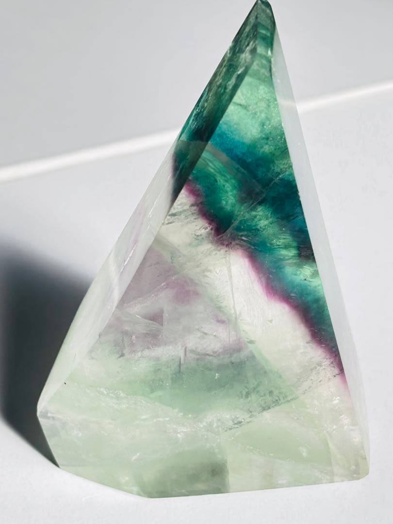 自立　ギラギラの先端　フローライト　透明感　三角　ハイグレード　虹　パワー