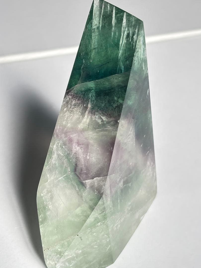 自立　ギラギラの先端　フローライト　透明感　三角　ハイグレード　虹　パワー