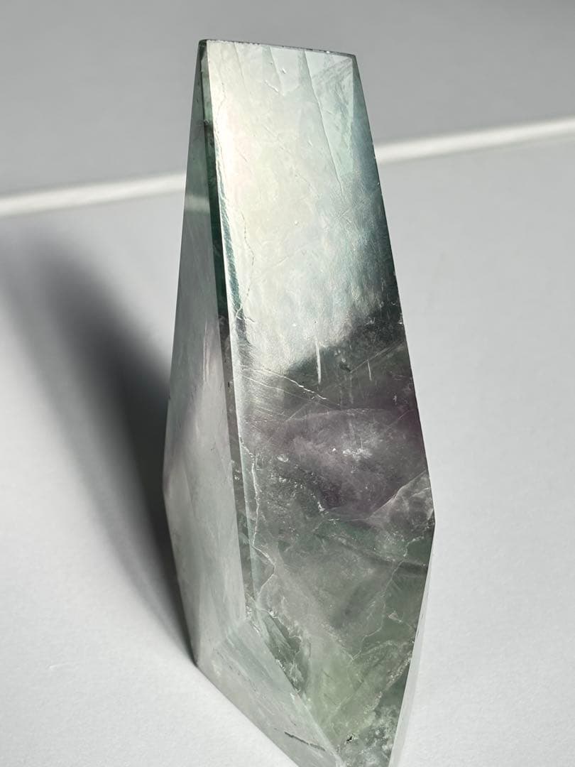 自立　ギラギラの先端　フローライト　透明感　三角　ハイグレード　虹　パワー