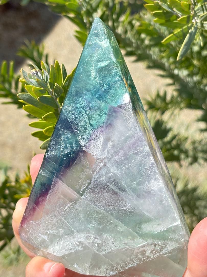 自立　ギラギラの先端　フローライト　透明感　三角　ハイグレード　虹　パワー