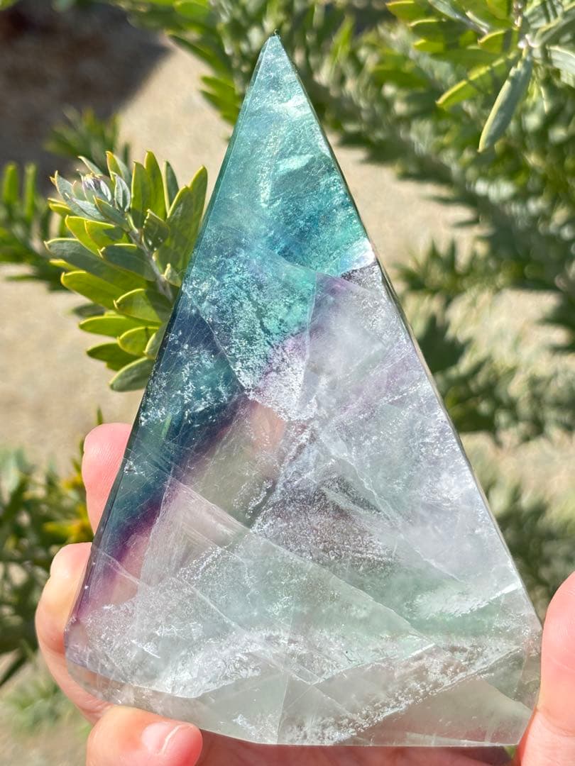 自立　ギラギラの先端　フローライト　透明感　三角　ハイグレード　虹　パワー