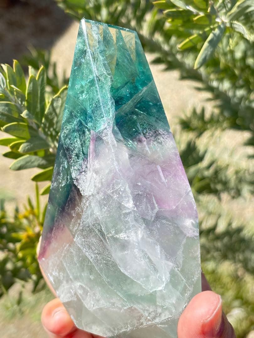 自立　ギラギラの先端　フローライト　透明感　三角　ハイグレード　虹　パワー