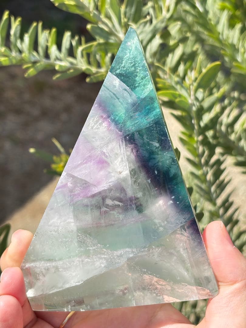 自立　ギラギラの先端　フローライト　透明感　三角　ハイグレード　虹　パワー