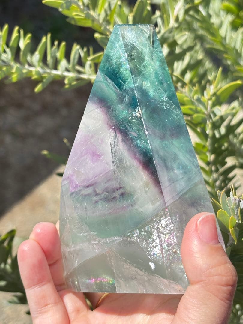 自立　ギラギラの先端　フローライト　透明感　三角　ハイグレード　虹　パワー