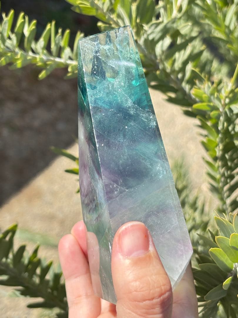 自立　ギラギラの先端　フローライト　透明感　三角　ハイグレード　虹　パワー