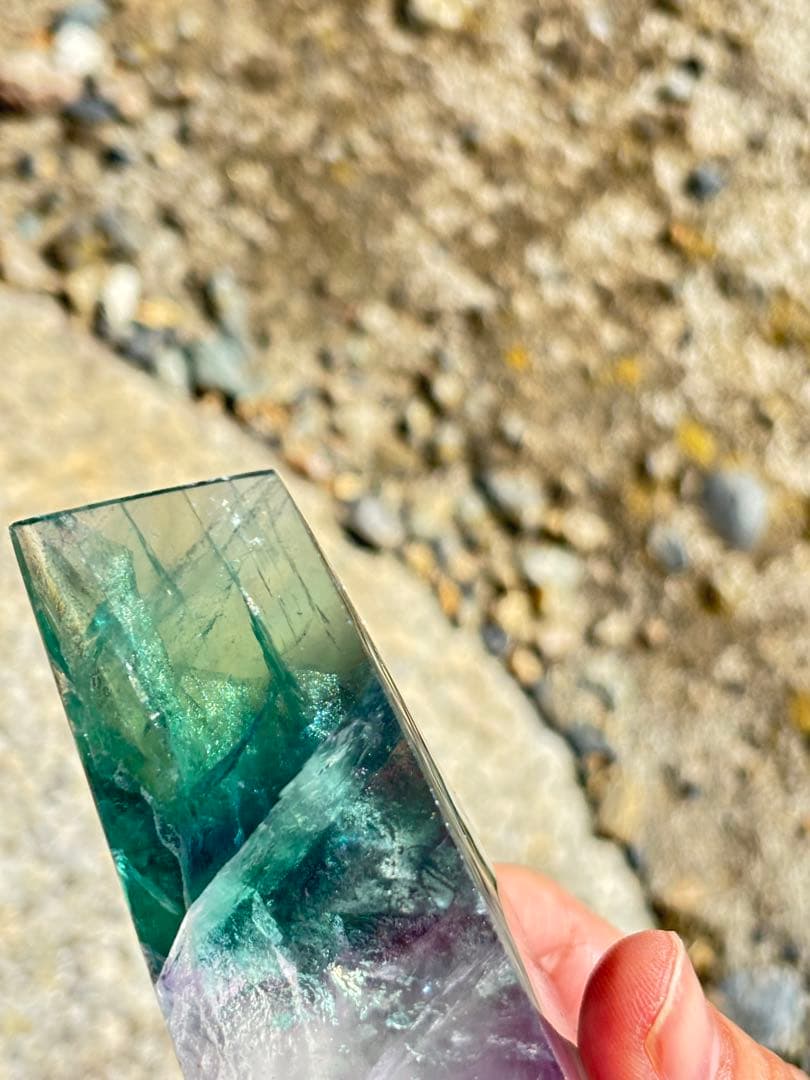 自立　ギラギラの先端　フローライト　透明感　三角　ハイグレード　虹　パワー